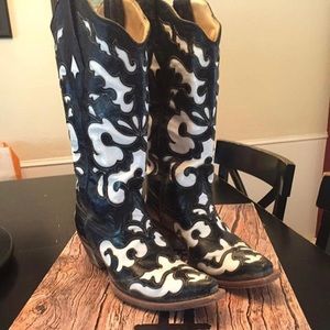 Black w/ white inlay women’s corral boots
